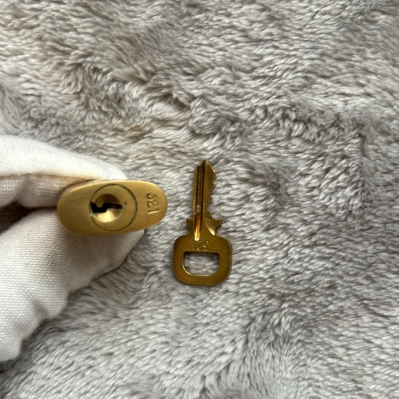 Louis Vuitton Lock & Key #321 - Picture 7 of 7